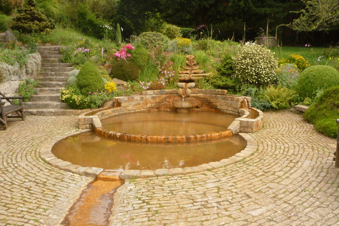 Source well. Колодец чаши Гластонбери. Chalice well Glastonbury. Chalice well in Glastonbury. Chalice well.